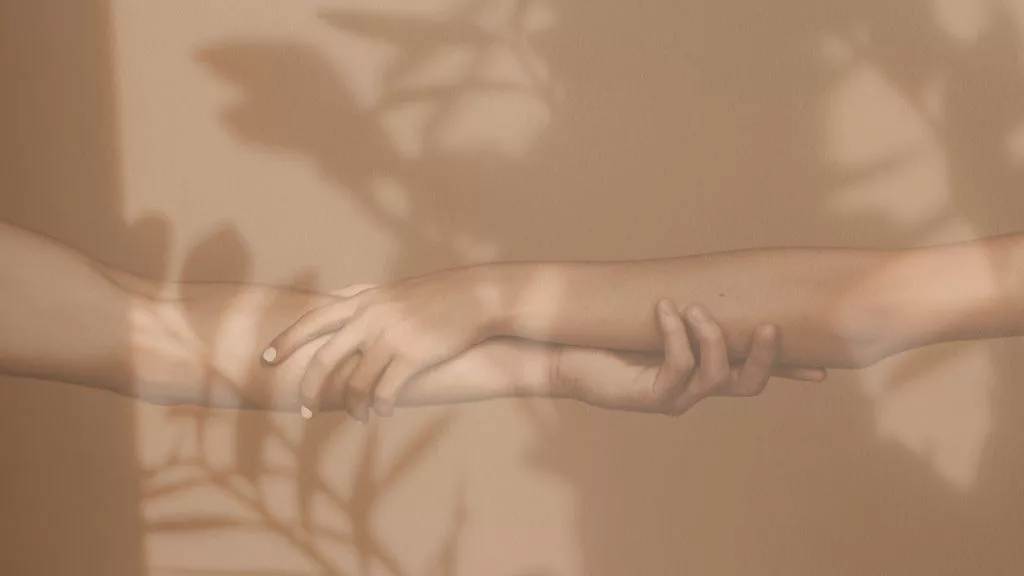 Deux mains qui se tiennent, stages et ateliers pour couples